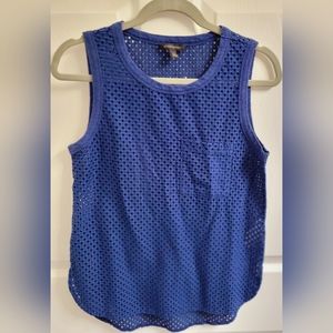 Sleeveless keyhole shirt